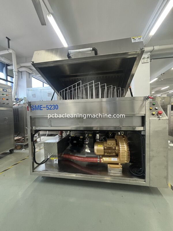 Maszyna do czyszczenia palet o pojemności 80 l, oferująca czas suszenia od 5 do 15 minut, poziom hałasu poniżej 75 dB. Idealna do magazynu